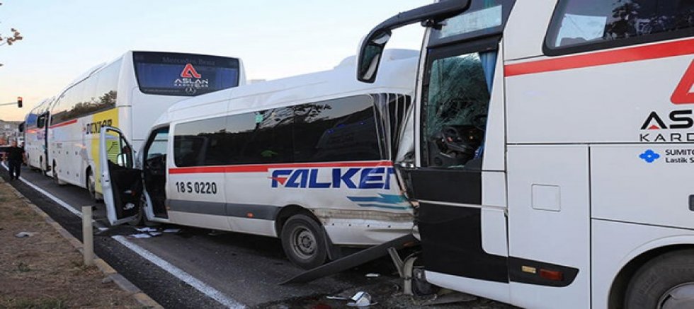 Çankırı'da lastik fabrikası işçilerini taşıyan 3 otobüsle 1  minibüs zincirleme kaza yaptı. 